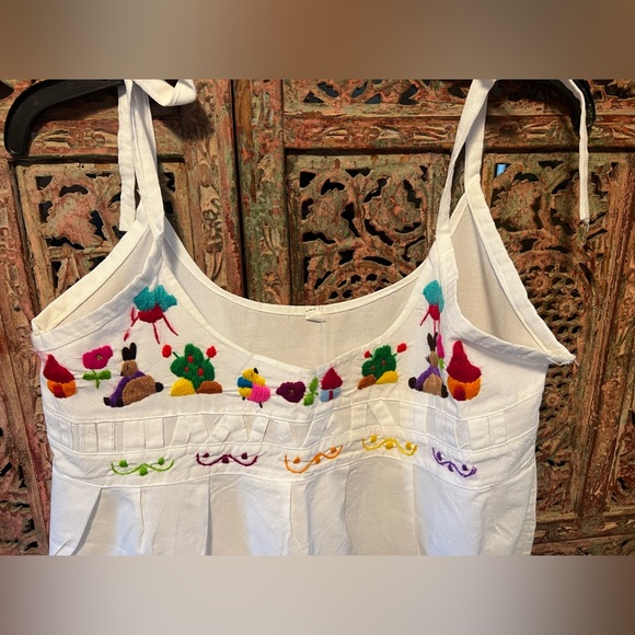 Beautiful embroidered El Salvador dress - Picture 4 of 8